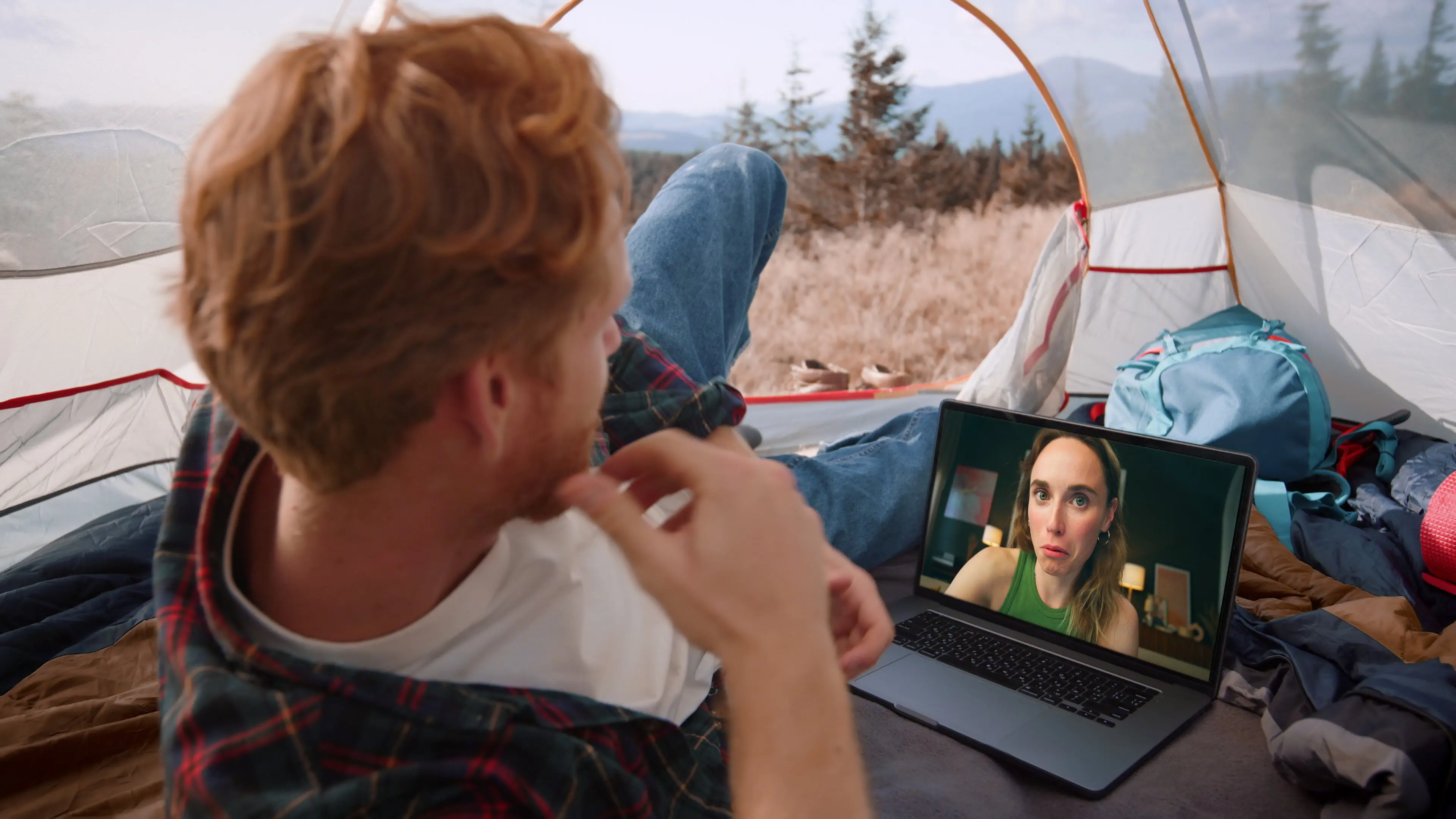 Ein Mann im Freien spricht per Videokonferenz mit einer Frau, Nahaufnahme; Reise, ruhender Mann, Trip.